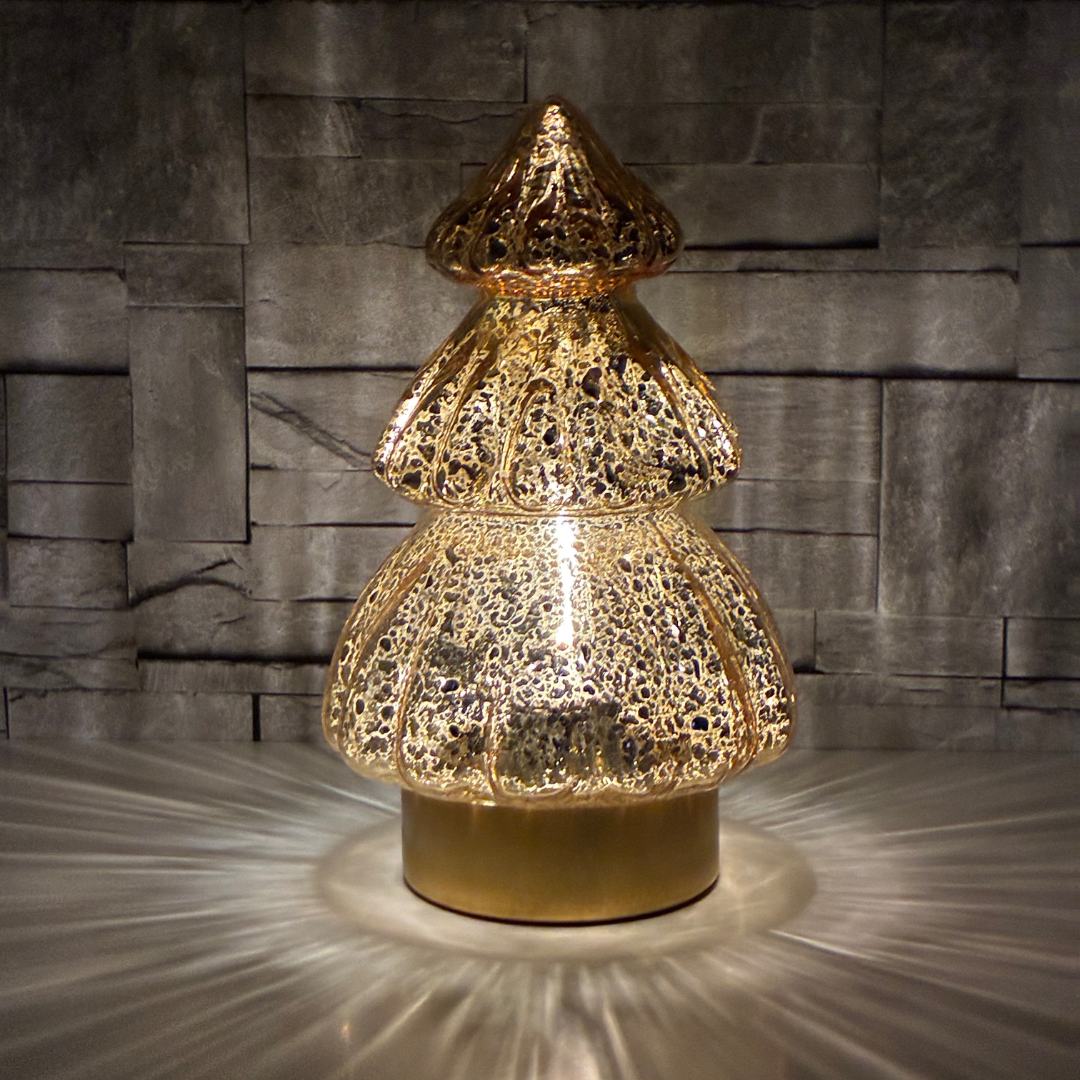 Lysande Julgran i guldglas med varmvit LED och gyllene bas. Guldig glasgran som sprider stämningsfullt ljus i hemmet. Julgranslampa, lysande julgran.