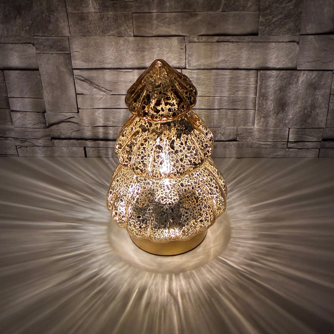 Lysande julgran. Julbelysning i munblåst glas med reflekterande ljuseffekt. Handgjord glasgran i guld med varmvit LED och timerfunktion. Lysande Julgran Guld Glas – elegant juldekoration för inomhusbruk.