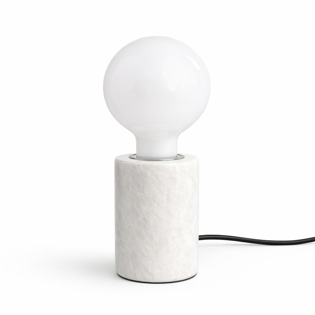 Mysig bordslampa i vit marmor med varmvit belysning.