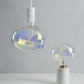 Bubblan Stor och Liten LED glödlampor i skimrande glas, stilren miljöbild. Designlampor Bubblan i olika storlekar – unik bubbelform och dekorativ belysning. Bubblan LED glödlampor med skimrande glas i modern inredning.