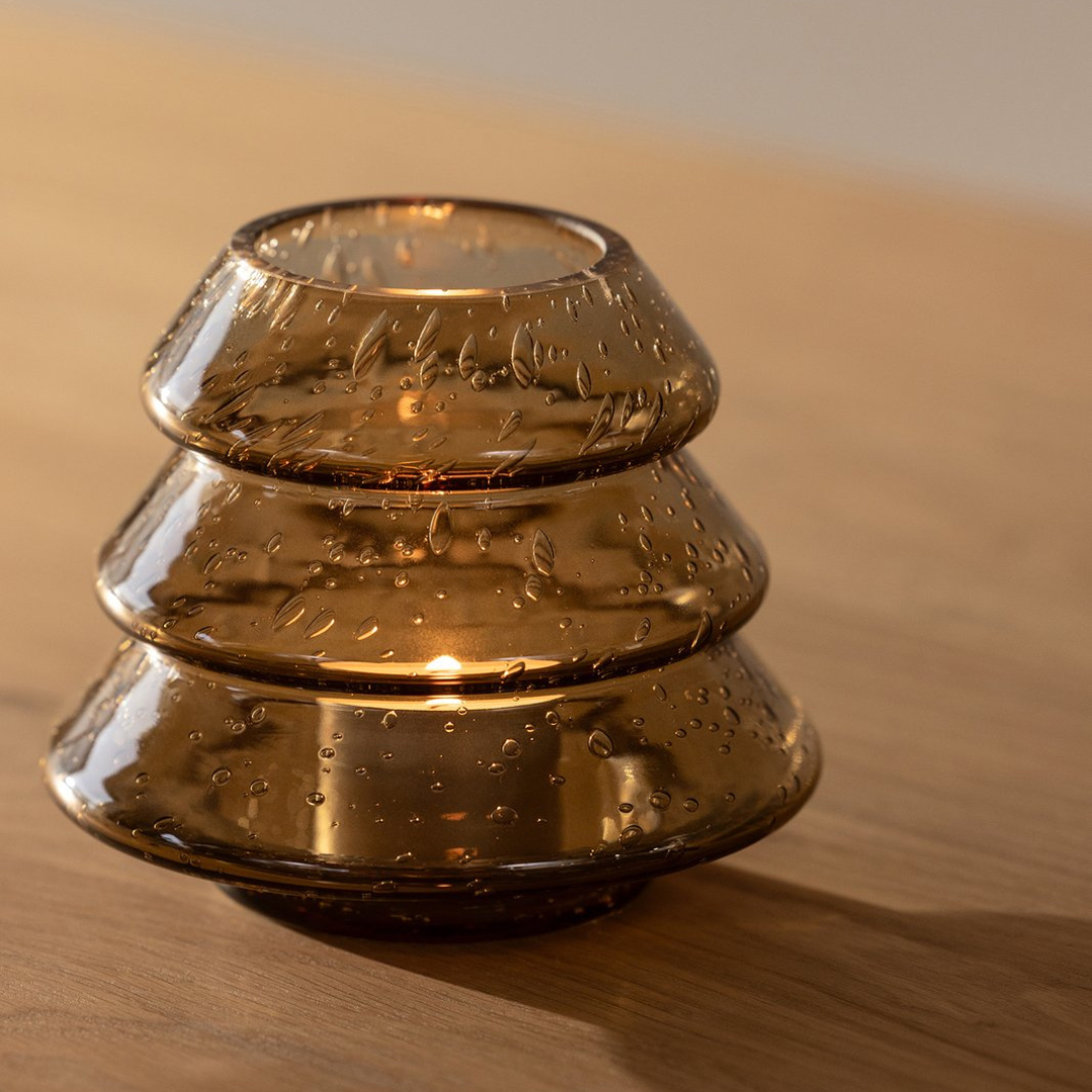 Lykta brunt Glas i munblåst glas med bubblor och granform. Handgjord ljuslykta i varm bärnstensfärg – unik glaslykta för värmeljus.