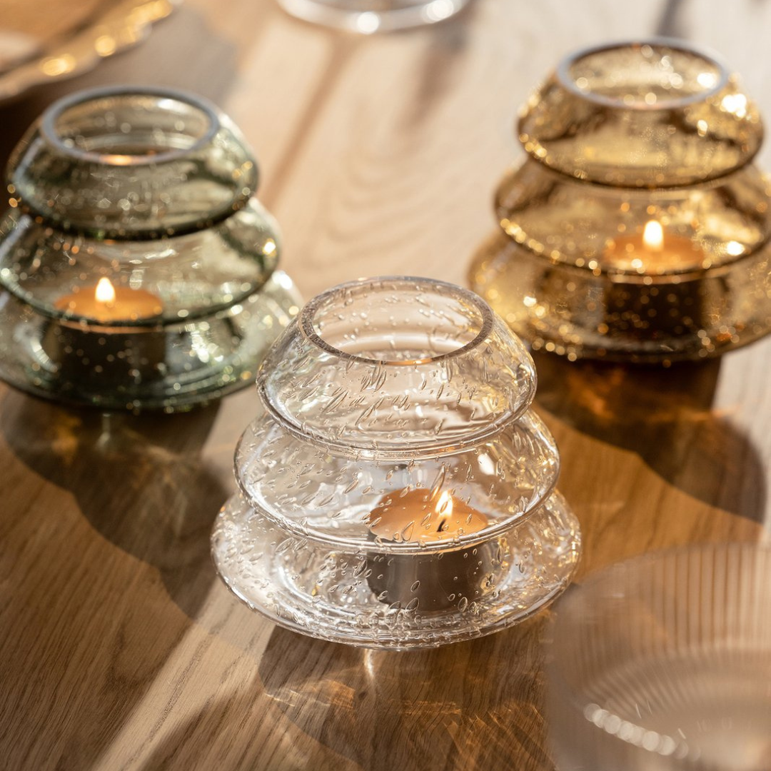Granlykta Klarglas i munblåst glas med bubblor och dekorativ granform. Handgjord ljuslykta i transparent klarglas med unikt ljusspel.