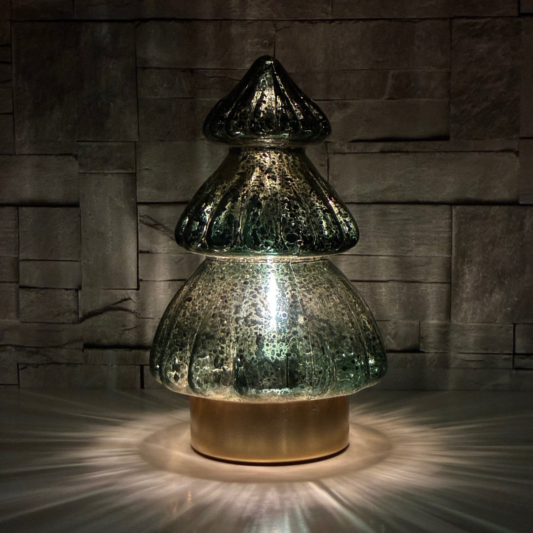 Lysande Julgran i grönt glas med varmvit LED-belysning på gyllene bas. Julbelysning i grönt glas med reflekterande ljus och timerfunktion.