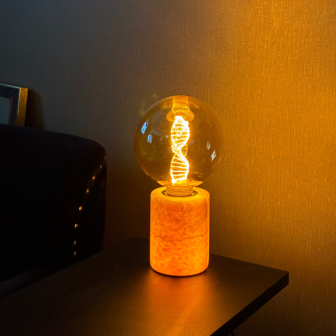 Snygg bordslampa i äkta marmor. Lampfot i beige marmor som lyser när bordslampan är tänd.