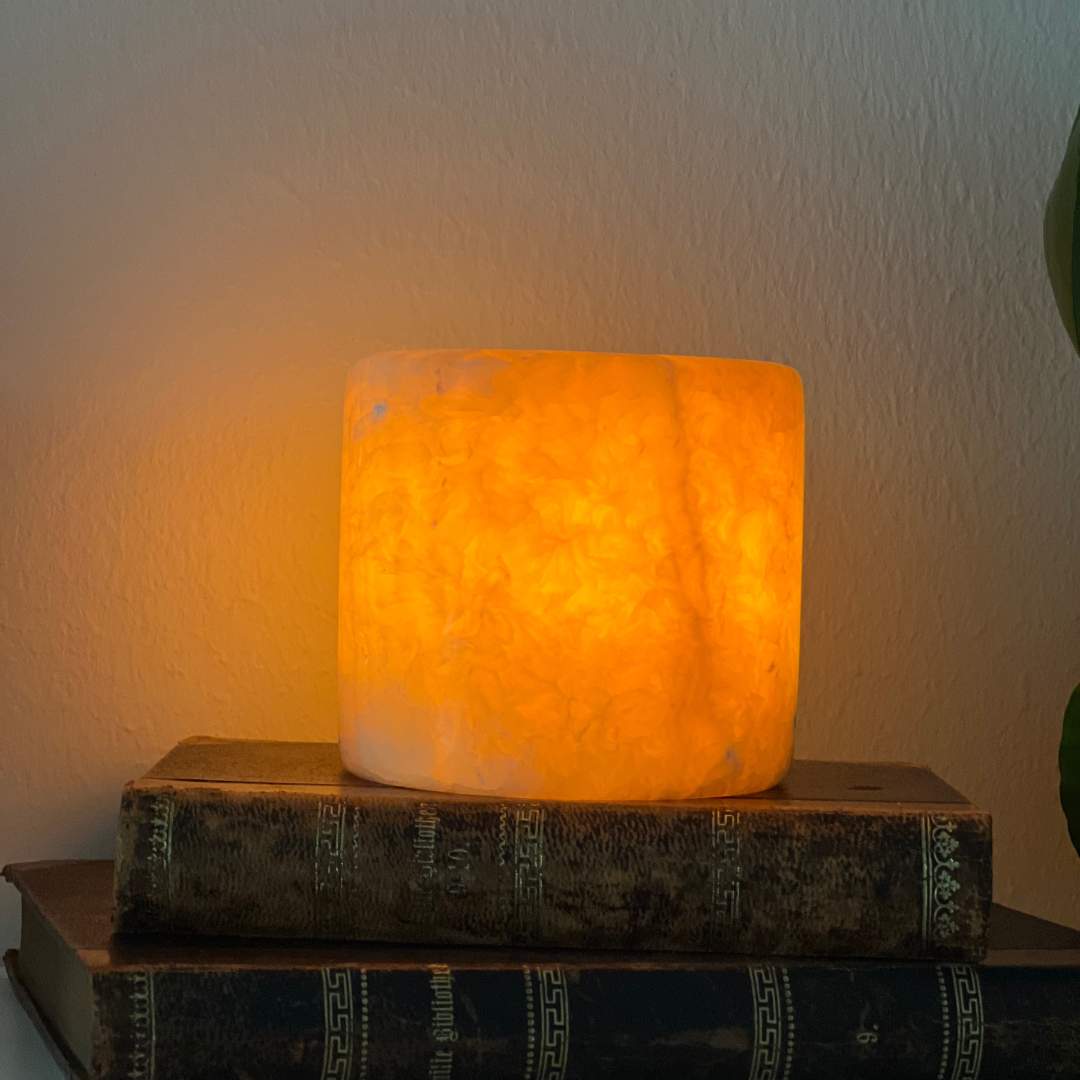 äkta marmor bordslampa på bokhylla