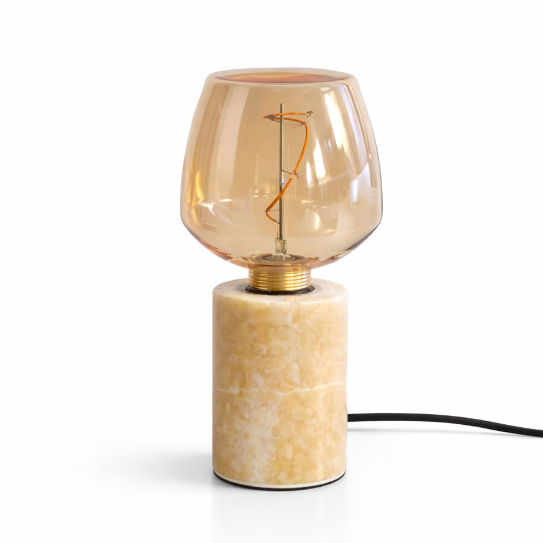 Bordslampa i beige marmor med LED-kupa. Exklusiv marmorbordslampa med varmt sken