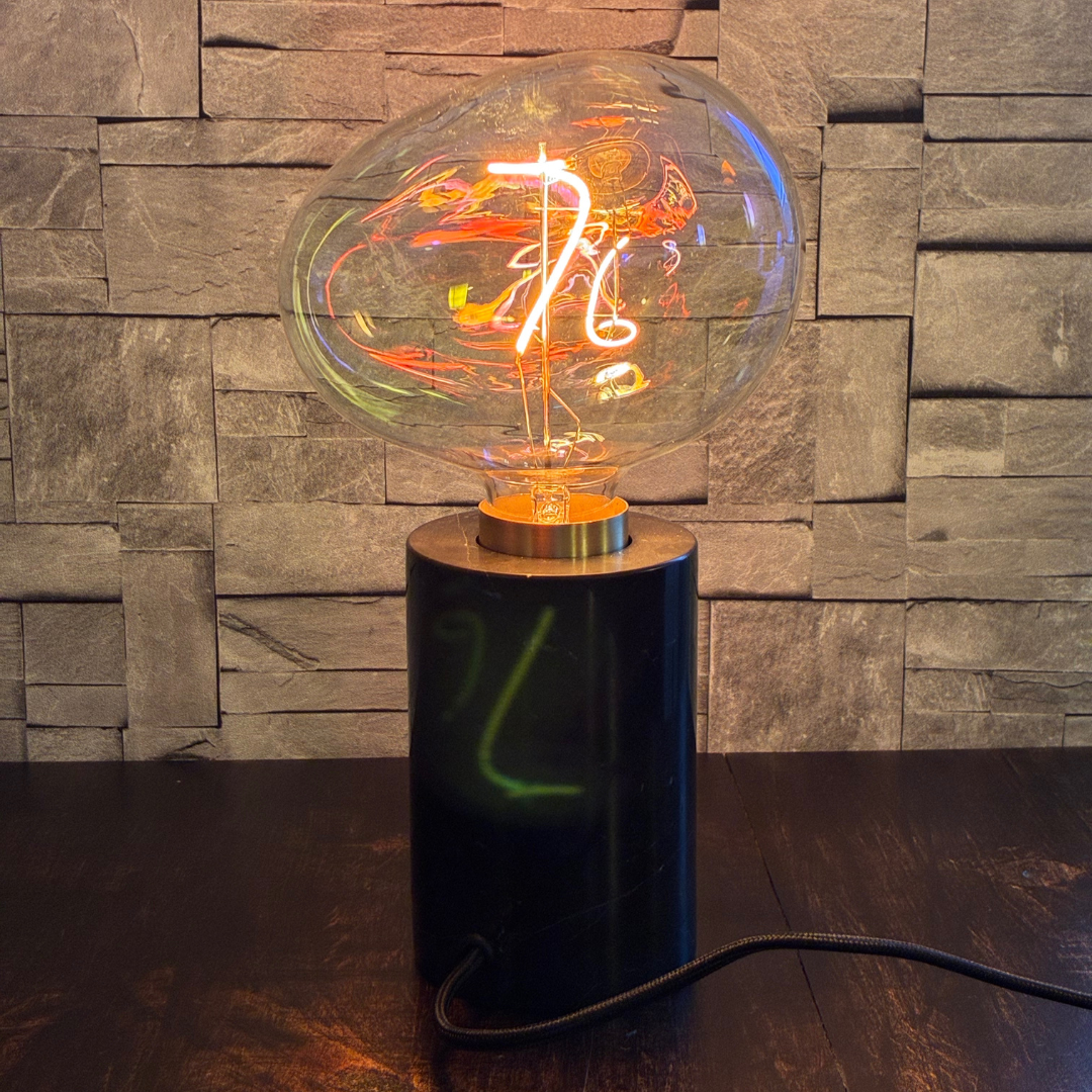 exklusiv bordslampa i svart marmor med mässingsdetalj. Snygg bordslampa i svart marmor för vardagsrummet.