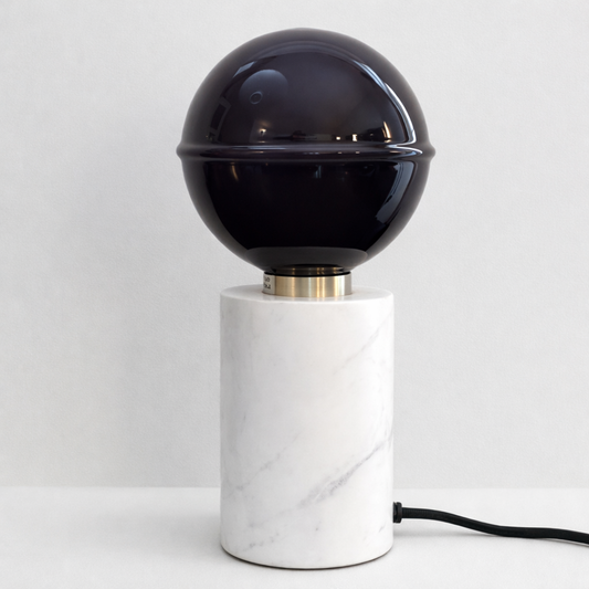 Vit marmorlampa med svart LED glob. Exklusiv bordslampa i vit marmor.