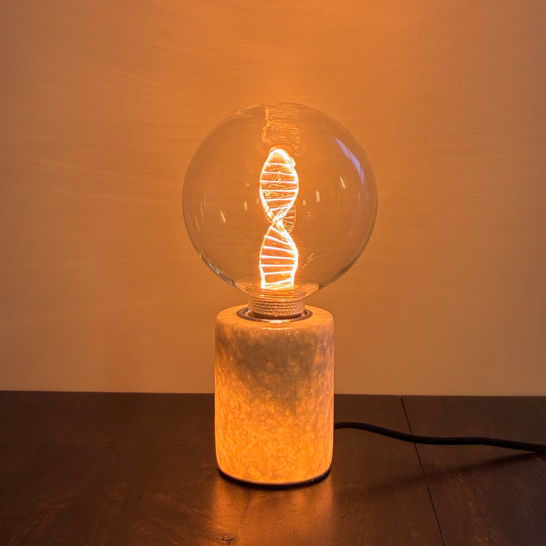 klar vit marmorfot till bordslampa som lyser upp inifrån.