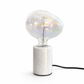 Exklusiv bordslampa i vit marmor med dekorativ LED-glob. 