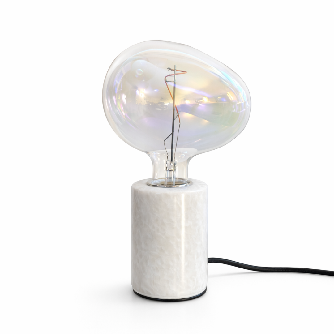 Exklusiv bordslampa i vit marmor med dekorativ LED-glob. 