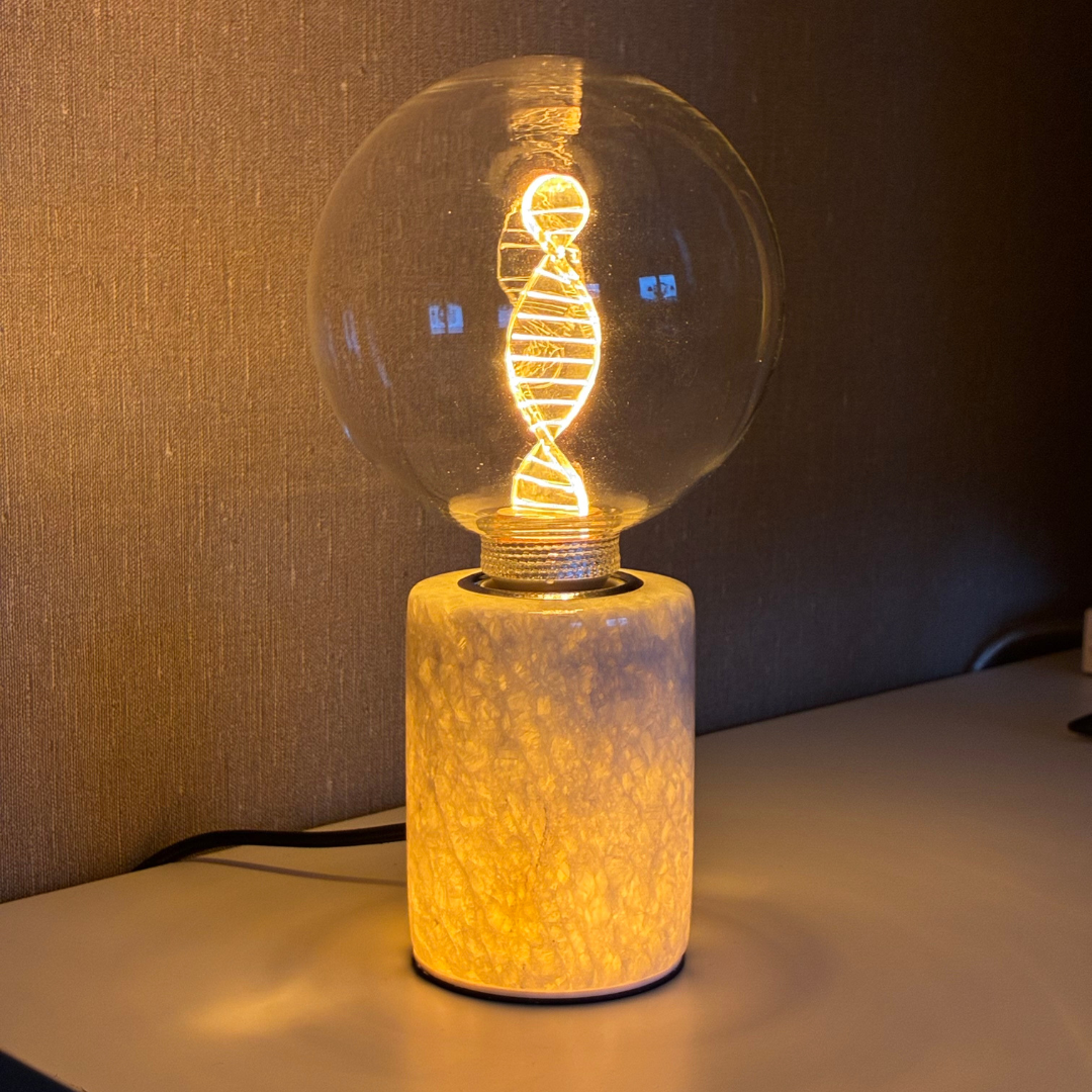 vit marmor bordslampa med LED glob och varmt stämningsljus.