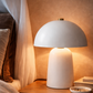 Fungo lampa vit i sovrum, stämningsfull nattduksbordslampa. Vit svamplampa på sängbord, fungo bordslampa med varmt ljus