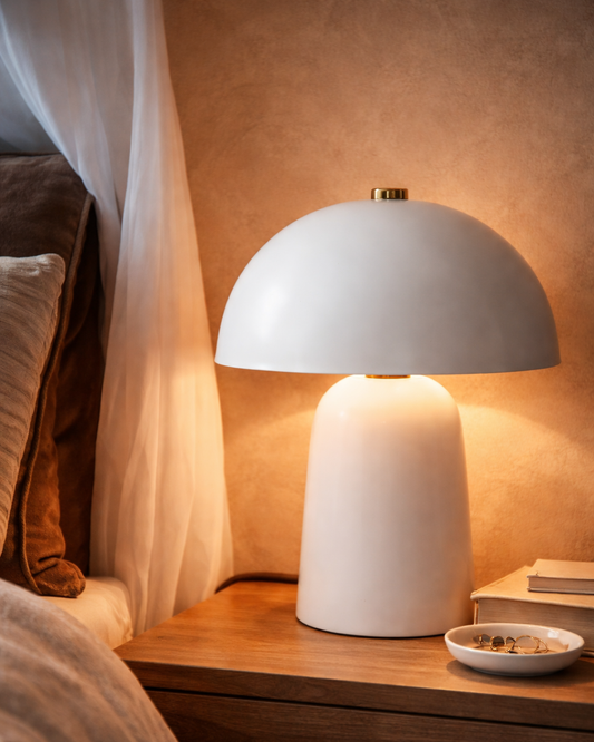 Fungo lampa vit i sovrum, stämningsfull nattduksbordslampa. Vit svamplampa på sängbord, fungo bordslampa med varmt ljus