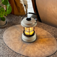 Retro campinglampa med uppladdningsbar LED placerad på bord i husvagn eller campingmiljö