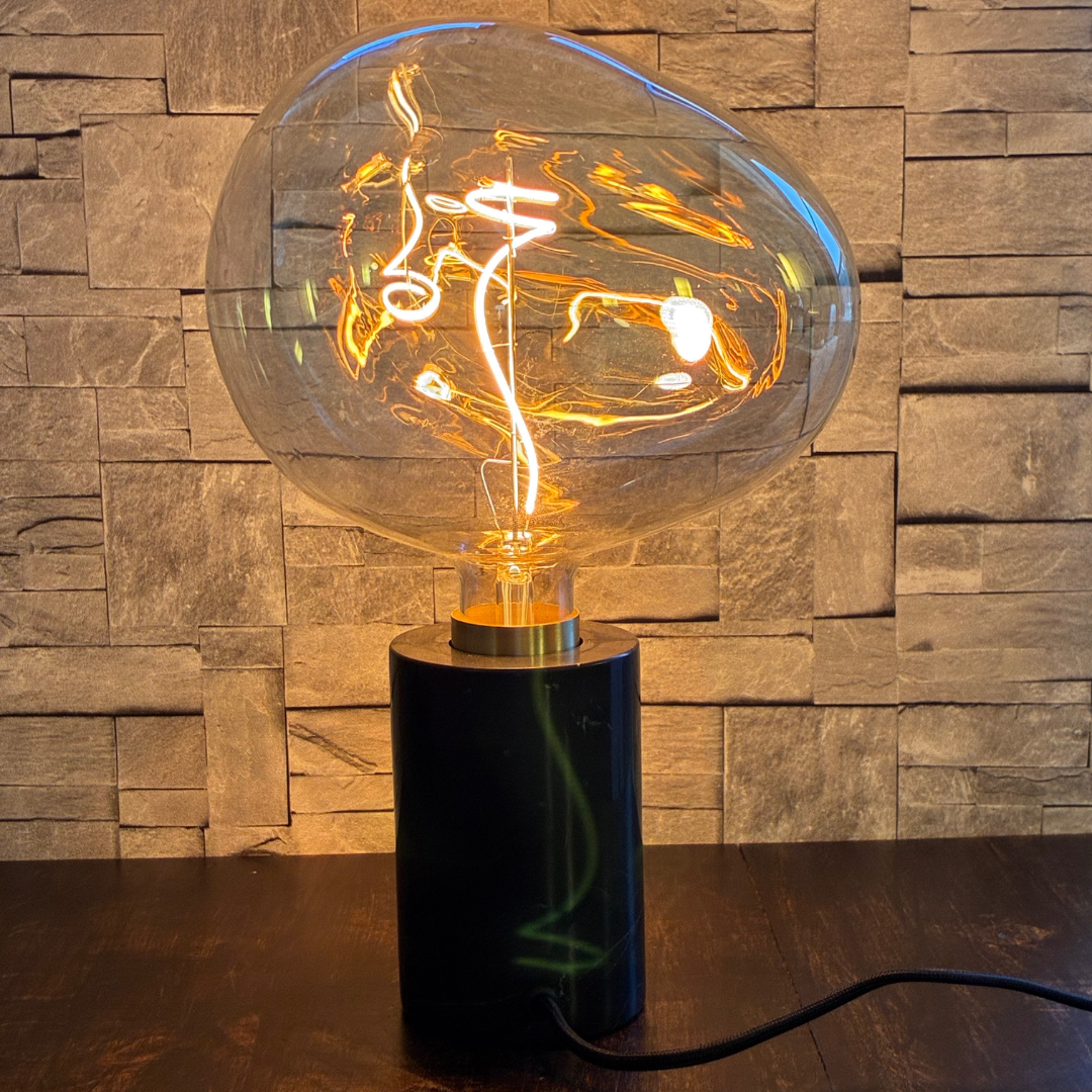 svart marmor bordslampa med bubblan LED-lampa och varmt stämningsljus.