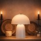 Vit fungo svamplampa i vardagsrum, stämningsfull bordslampa. Design svamplampa vit placerad på sideboard i modern inredning