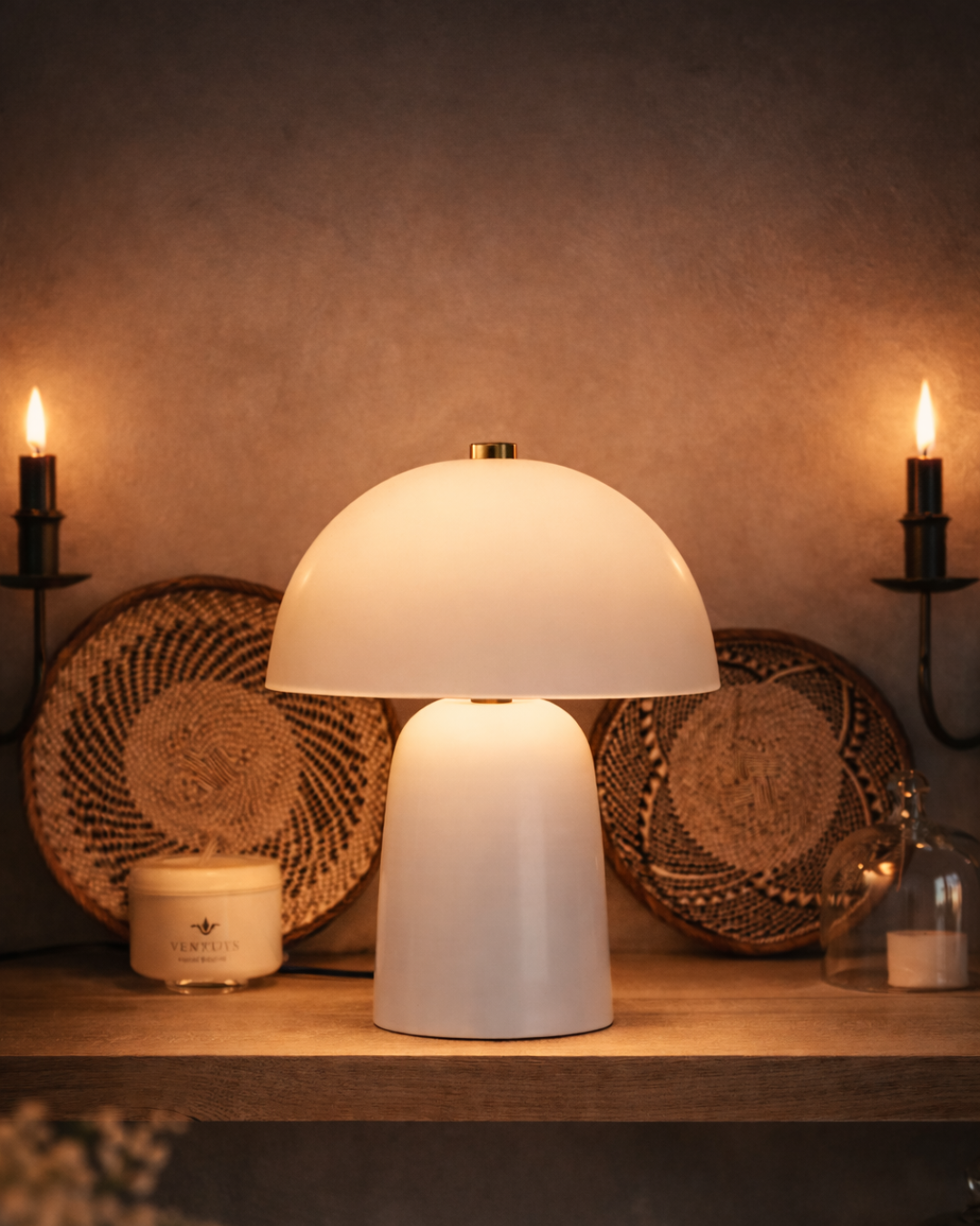 Vit fungo svamplampa i vardagsrum, stämningsfull bordslampa. Design svamplampa vit placerad på sideboard i modern inredning