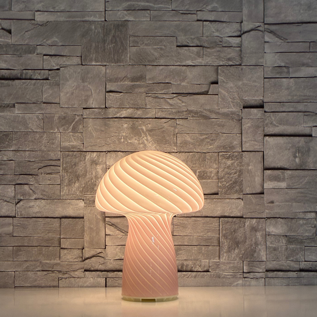 Svamplampa Glas Rosa med varmvitt ljus mot stenbakgrund. Uppladdningsbar svamplampa i glas med 3-stegs dimmer – rosa färg. Rosa glaslampa i svampform med touchfunktion och LED-belysning.