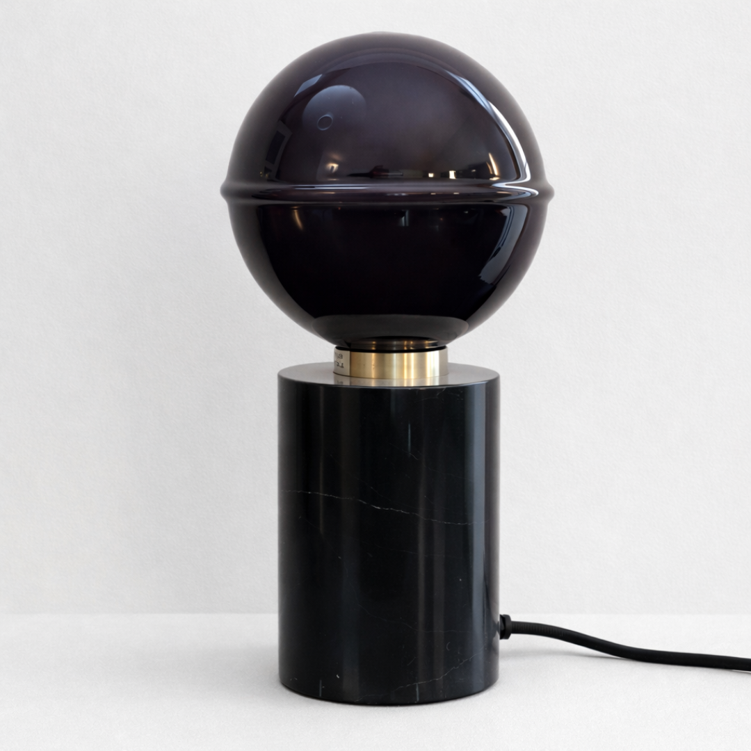 Exklusiv bordslampa i svart matt marmor.