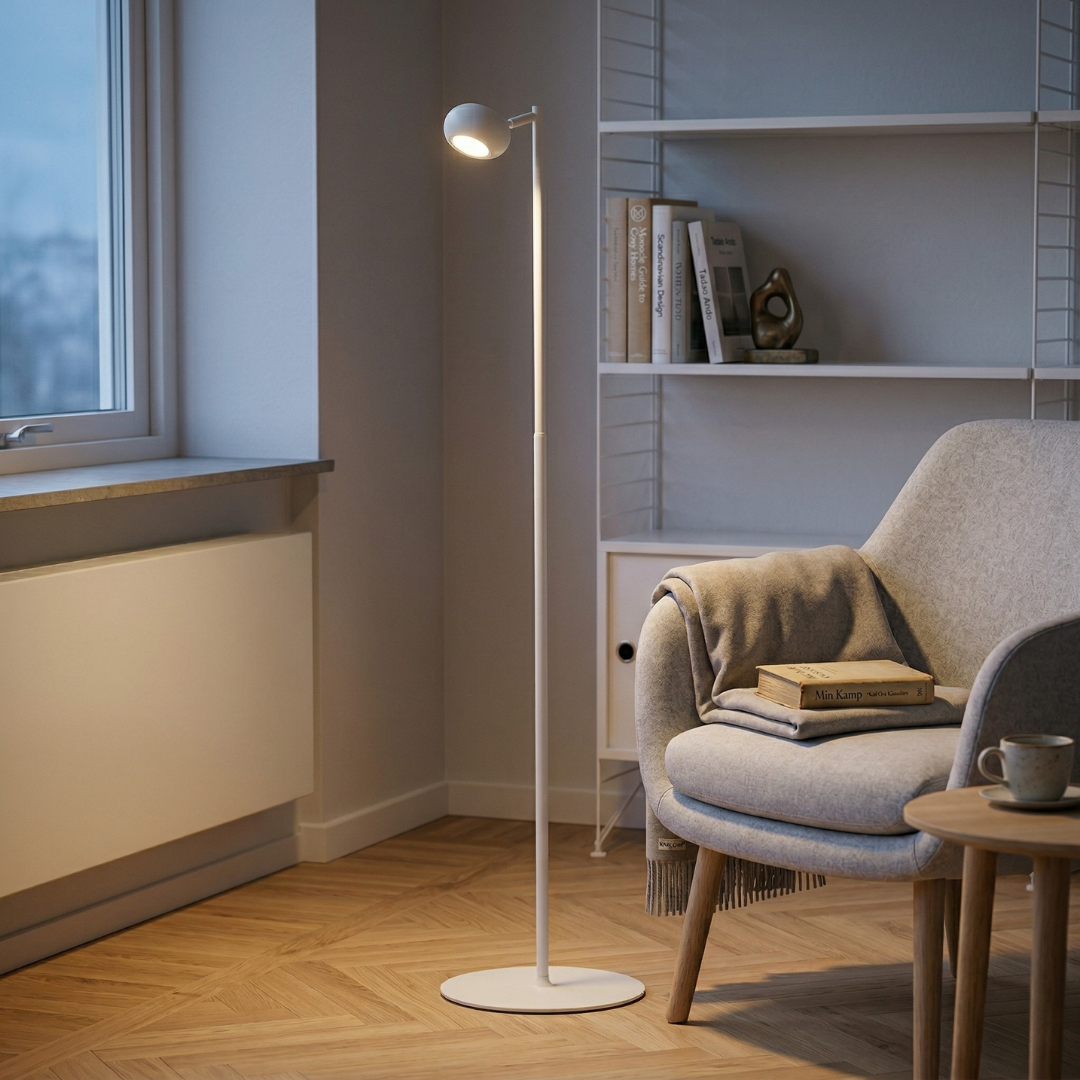 Trådlös vit golvlampa med uppladdningsbar LED i vardagsrum bredvid fåtölj