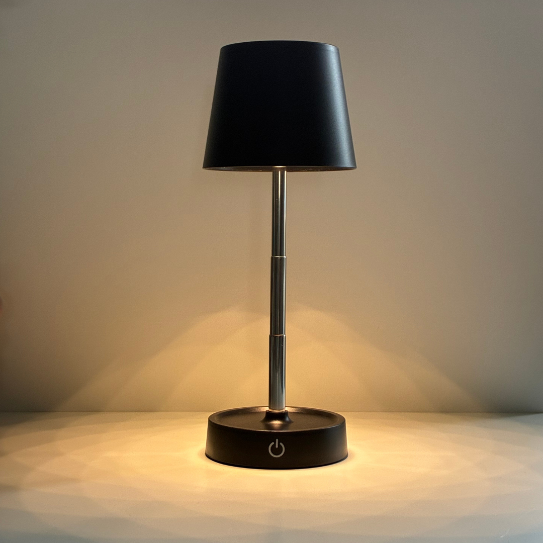 Svart dimbar bordslampa med varm LED-belysning och teleskopisk höjdjustering