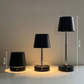 Svart trådlös bordslampa med justerbar höjd från cirka 10 cm till 28 cm