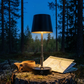 Svart trådlös teleskopisk bordslampa med LED-belysning använd utomhus vid camping i skogsmiljö