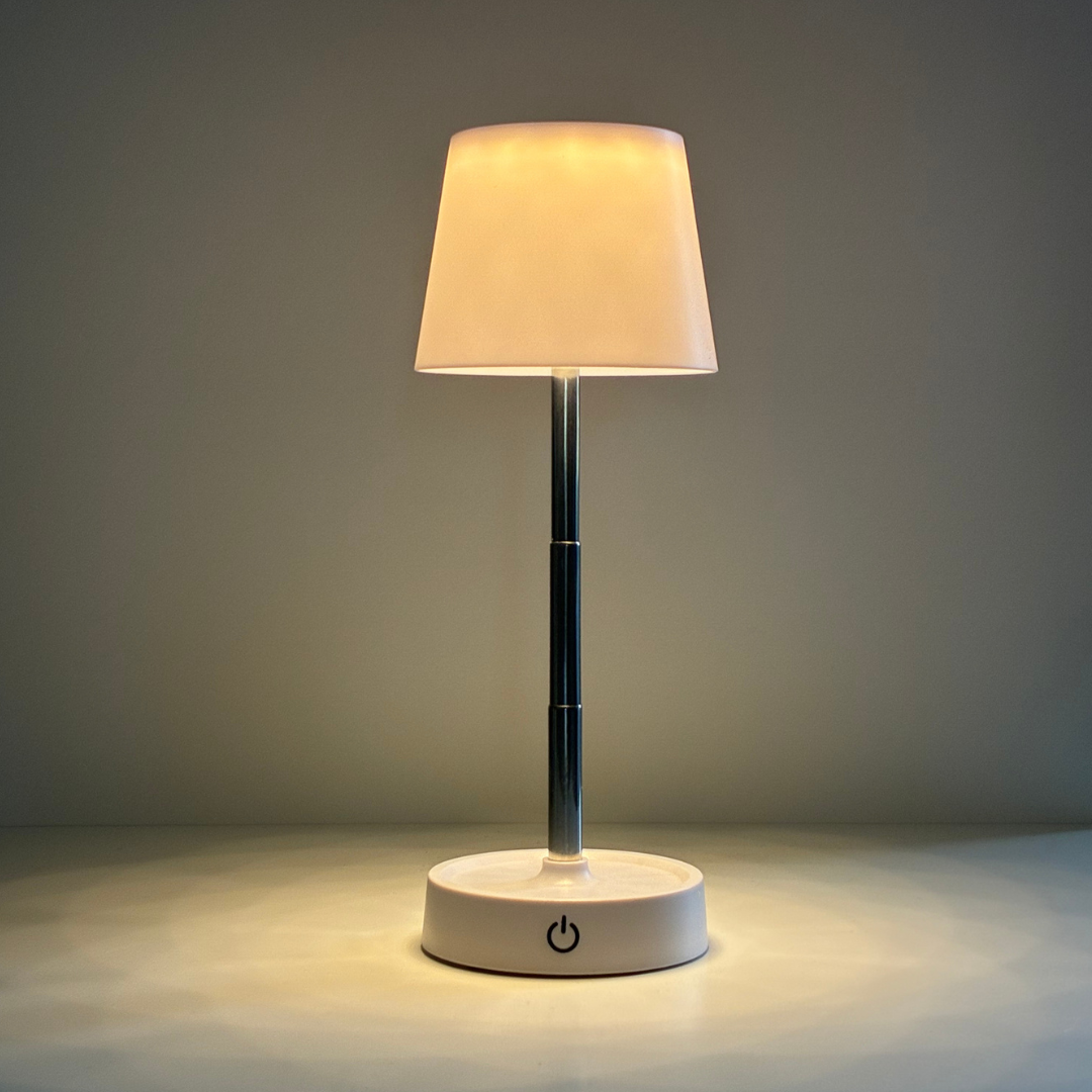 Vit uppladdningsbar bordslampa med teleskopisk höjdjustering och varm LED-belysning