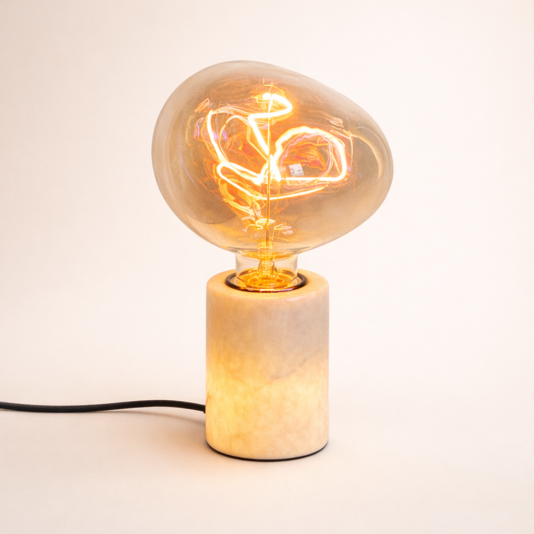 Snygg bordslampa i äkta vit marmor. Unik bordslampa i stenmaterial. Vit marmorsten som lampfot.