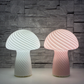 Svamplampor i glas i olika färger. Vit och Rosa Svamplampor på vardagsrumsbordet. Snygga svamplampor. Svampbelysning i glas. Fungo Glaslampa. Svamplampa Glas Rosa – elegant bordslampa i munblåst glas med sneda ränder.
